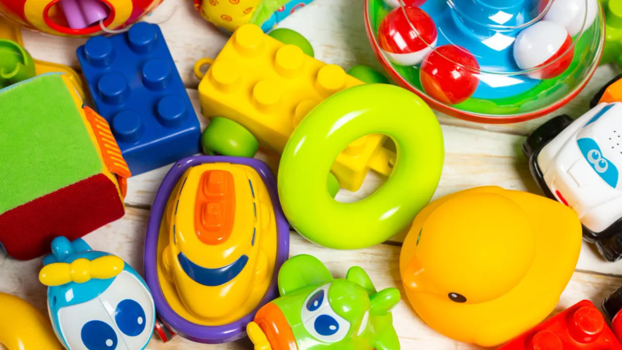 memilih mainan anak